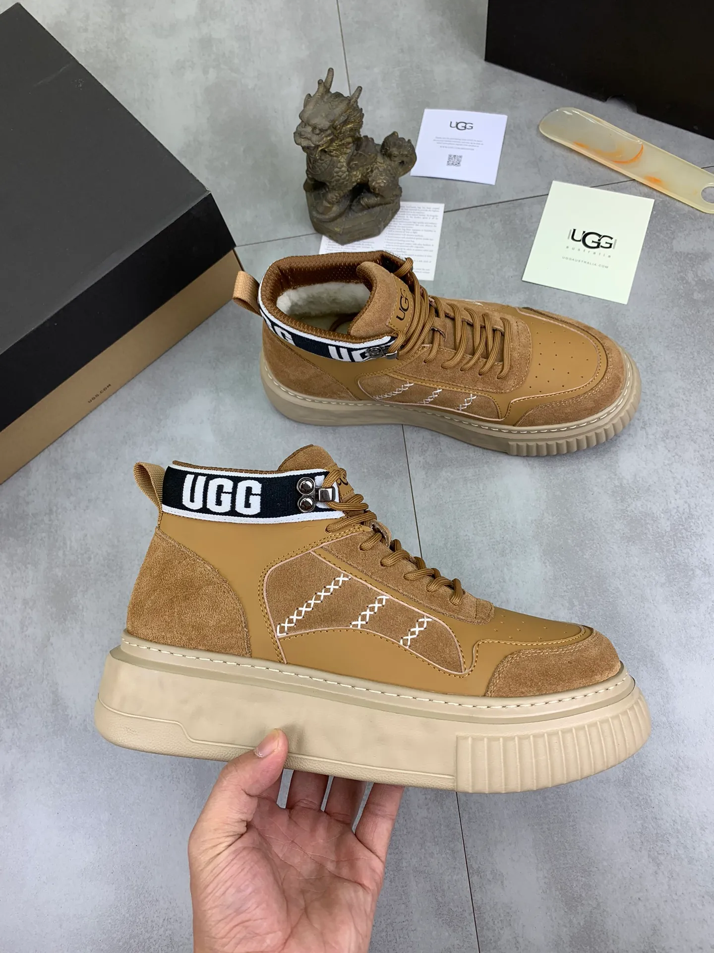 Men's shoes 💰P640 [New style] 💰 🆘 "Real wool" [UGG] 👉The popular men's shoes are synchronized with the official website 🔰The quality of the genuine products [satisfied] is not comparable to the imitations in the general market 🌀The upper is imported Italian frosted cowhide, and the lining is: foot pad 🅰️ grade 🐑Real wool👻Only Grade A can show the effect The hand feels smooth and delicate 🔱The shoe shape is grand, only genuine manufacturers can do it 🎄The perfect toughness of the original outsole 👻⬛️ can allow customers to bid farewell to one-time consumption. Real wool lining, super warm. Brown and gray available. Size: 39-44